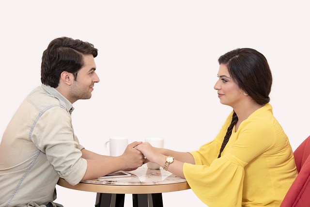 muž a žena u stolu
